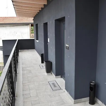 Black & White Cairate Exterior photo