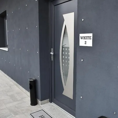 Black & White Cairate Exterior photo